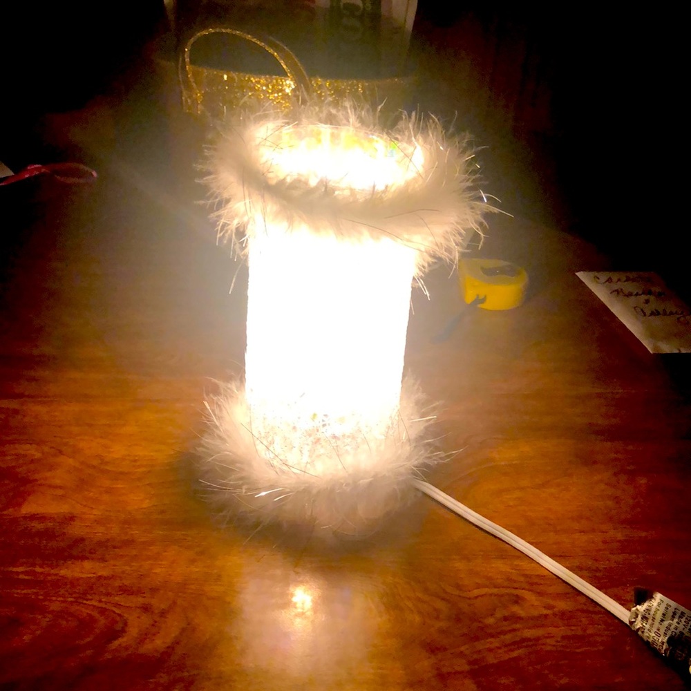 Pretty White Feathers Crackled Silver Table Top Plug in Lamp! Price is Firm!!!